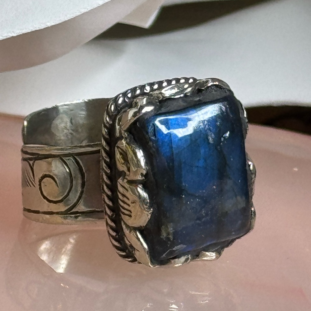 Labradorite adjustable ring or scarf slide. Handcarved. Cowgirl
Core style - Picture 13 of 14